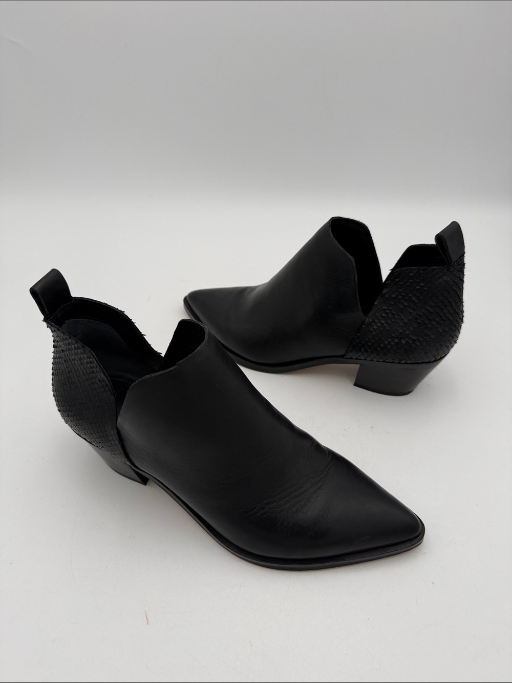 Dolce Vita Black Pointed Leather Ankle Booties Textured Heel women 8 festival